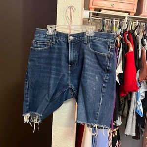 Jean shorts with frayed bottom